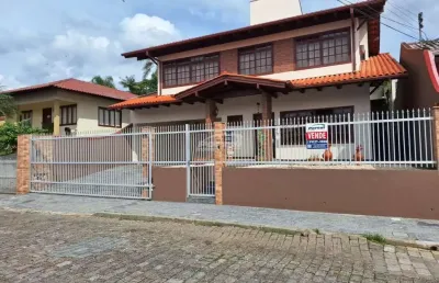 Excelente casa totalmente mobiliada no bairro velha central em blumenau!