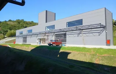 Loja térrea estilo galpão disponível para locação no bairro do salto – blumenau/sc