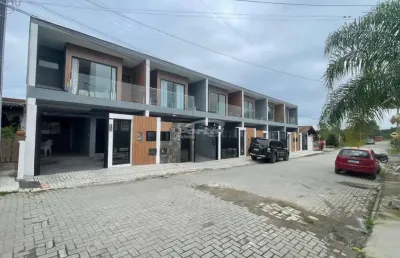 Casa com 3 suítes a 450 metros do mar no centro de balneário piçarras.