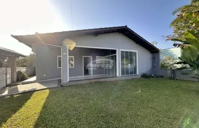 Casa com 2 dormitórios, área de festas e com amplo terreno , em balneário piçarras/sc. (cód. 21649)