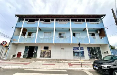 Prédio: 1 apartamento com área de festas e 2 salas comerciais no bairro meia praia em navegantes/sc (cód. 21709)