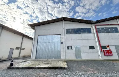 Galpão industrial para locação no bairro itoupava central, bairro com maior potencial de expansão e em constante crescimento. com 385m², 03 banheiros sociais, mezanino, pé direito alto de 7m, terreno 