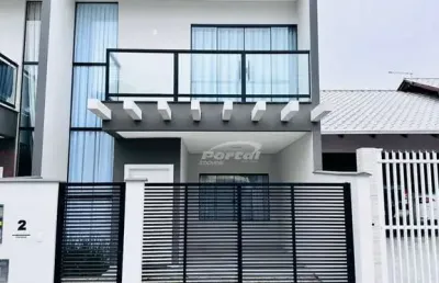 Casa na praia de armacao na cidade de penha, 03 quartos, suíte, espaço para piscina a apenas 200m do mar!