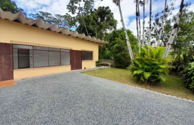 Ótima casa com amplo terreno e muito bem localizada no bairro velha em blumenau/sc.