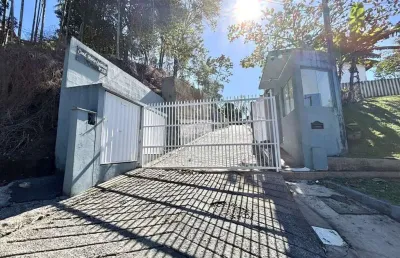 Ampla casa para locação no bairro escola agricola, com 3 dormitórios, sendo 1 suíte, e 2 dos dormitórios possuem sacada, 2 banheiros + 1 lavabo, sala de estar e jantar integradas, cozinha com moveis, 
