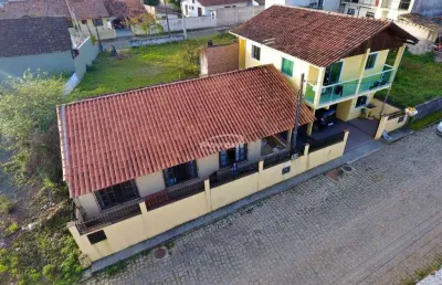 Casa com 3 quartos, mais 2 kitnet´s no centro de balneário piçarras/sc (cód. 12901)