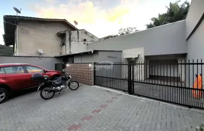 Apartamento/kitnet disponível para locação no bairro gasparinho, em gaspar/sc.