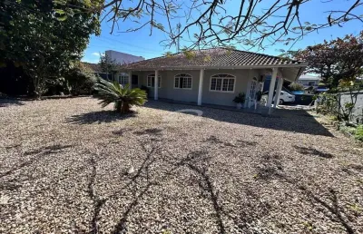 Espetacular casa com lindo e amplo terreno de esquina em barra velha.