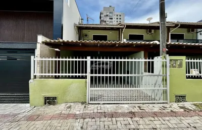 Casa mobiliada disponível para locação no bairro itacolomi – balneário piçarras/sc (cód. 20994)