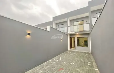 Com 82m², 02 dormitórios, sala de estar, cozinha e sala de jantar conjugados, banheiro social, lavabo, area de serviço, 02 vagas de garagem com portão eletronico e amplo quintal na frente e fundos.