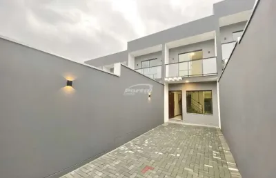 Com 82m², 02 dormitórios, sala de estar, cozinha e sala de jantar conjugados, banheiro social, lavabo, area de serviço, 02 vagas de garagem com portão eletronico e amplo quintal na frente e fundos.