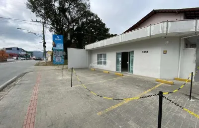 Loja térrea comercial disponível para locação no bairro armação, em penha/sc.