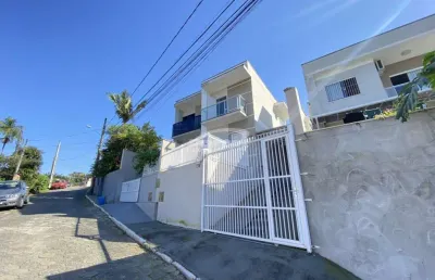 Sobrado semimobiliado, com 2 dormitórios e 2 banheiros, com fácil acesso ao centro de blumenau, localizado no bairro itoupava norte!