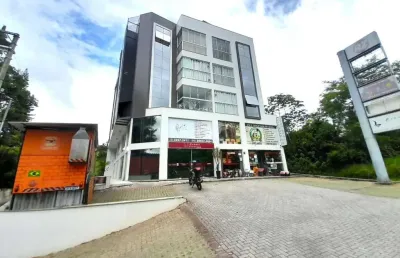 Sala térrea comercial com pé-direito alto disponível para locação no bairro bela vista – gaspar/sc
