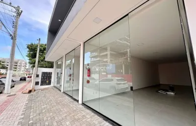 Sala comercial com 58m² na av. emanoel pinto próximo a prefeitura no bairro centro em balneário piçarras/sc (cód. 17825)