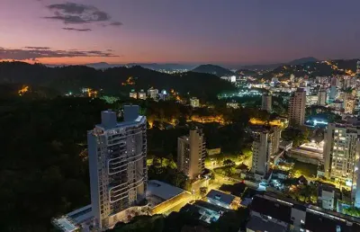 Bothanic, localizado na região da alameda, no bairro jardim blumenau. são 2 torres, com 2 apartamentos por andar em cada uma, apartamentos com 3 suítes.