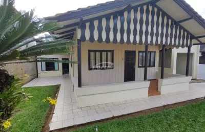 Casa mista com 3 dormitórios em rua tranquila no bairro fortaleza em blumenau!