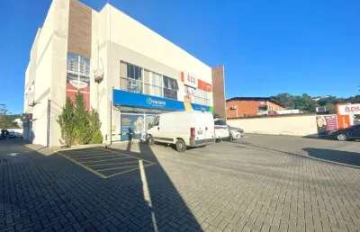 Imóvel com 45m², localizado no segundo piso, banheiros compartilhados com as outras salas e vagas de garagem rotativas. obs: proprietário irá pintar assim que alugar.