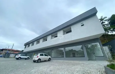 Apartamento de 01 dormitório com sacada, sala de estar, cozinha e sala de jantar conjugadas, banheiro social e area de serviço conjugadas e 01 vaga de garagem descoberta. proximo de supermercado, acad