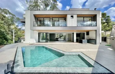 Condomínio são paulo ii - casa alto padrão no condomínio são paulo ii - zero km, 4 suítes, mobiliada e decorada!