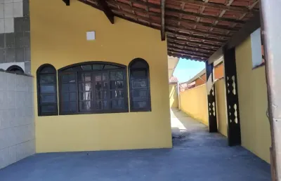 Casa aconchegante em mongaguá, no bairro itaoca, perfeita para quem busca tranquilidade e conforto. o imóvel conta com 2 dormitórios, sendo 1 suíte, além de 2 banheiros bem distribuídos. dispõe também