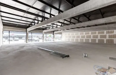 Loja 04 com 93,00 m² para alugar no centro comercial vila lamu no novo mundo