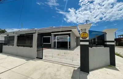 Linda e aconchegante residência  de esquina a venda- com piscna e churrasqueira.