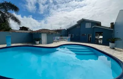 Residência com ático, amplo terreno, 4 dormitórios, 1 suíte, piscina; averbada.
