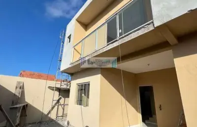 Sobrado em condomínio próximo ao mar - 3 dormitórios sendo uma suíte.