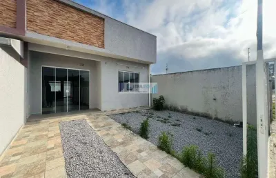 Residência contendo 2 dormitórios sendo uma suíte e quintal com piscina.