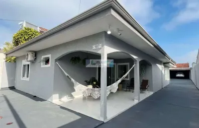 Linda e aconchegante residência contendo 4 suítes a poucos metros do mar.