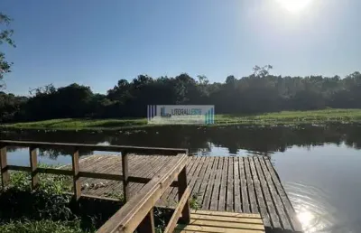 Chácara com residência na beira do rio guaraguaçu medindo 770m².