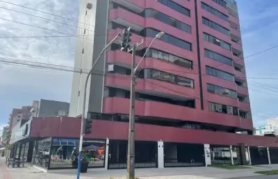 Apartamento no centro a poucos metros da praia central.