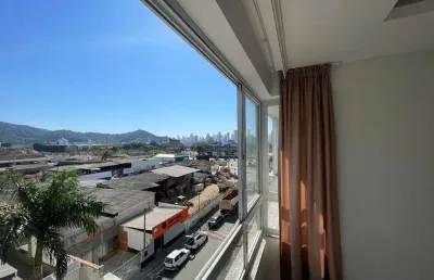 Apartamento com 02 suítes próximo à balneário camboriú