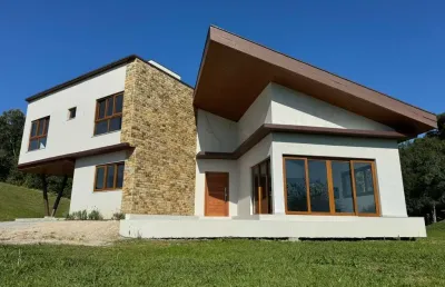 Condomínio jardim da serra - casa com 04 dormitórios em rancho queimado