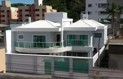 Casa com 03 suítes e piscina à venda em balneário camboriú