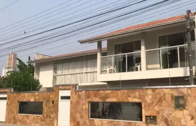 Casa com dois pavimentos no centro de balneário camboriú