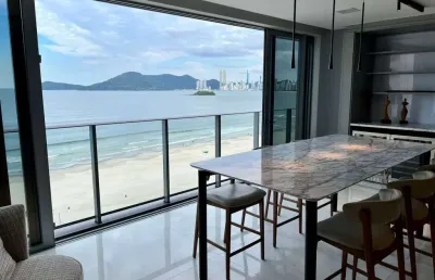 Apartamento decorado com 04 suítes frente mar em balneário camboriú