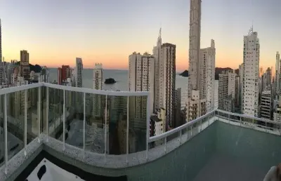 Cobertura duplex  mobiliada e decorada próximo à praia em balneário camboriú