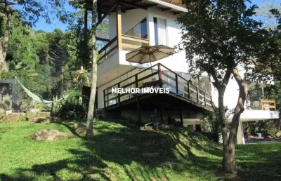 Casa estaleiro sendo 02 suítes e varanda em meio a vegetação e vista mar