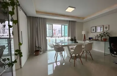 Apartamento á venda mobiliado e decorado, com 3 dormitórios e 2 vagas de garagem no centro de balneário camboriu