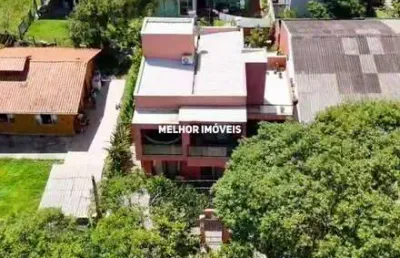 Casa duplex á venda com 4 dormitórios localizada na praia mariscal em bombinhas.