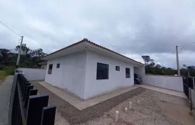 Casa/esquina com amplo quintal, localizada no balneário rio gracioso em itapoá/sc.