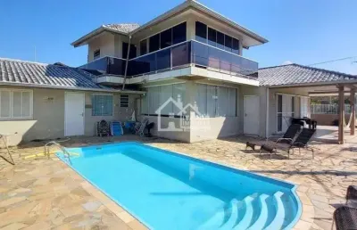 Sobrado duplex com piscina apenas 470 metros da praia