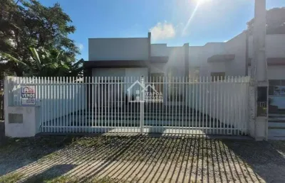 Casa com 2 quartos sendo 1 suíte, piscina, sala com pé direito alto proporcionando design diferenciado