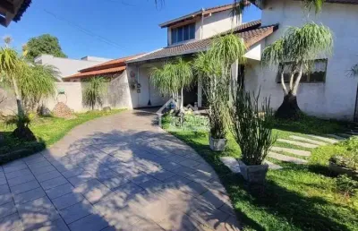 Linda casa com amplo quintal e jardim em itapoa/sc.