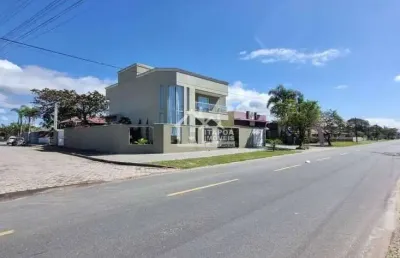 Sobrado com 3 pavimentos + sala comercial, com vista para o mar localizado na barra do saí em itapoá/sc