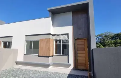 Casa com amplo quintal na frente, localizada balneário jardim da barra em itapoá/sc.