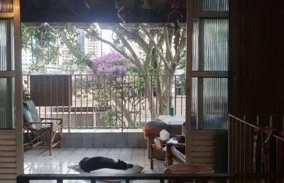 Sobrado de 3 dorm sendo 1 suite, sala, coz, area de serviço, 4 banheiros e 2 vagas de garagem.