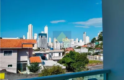 Sobrado à venda com 03 dormitórios em balneário camboriú no bairro ariribá